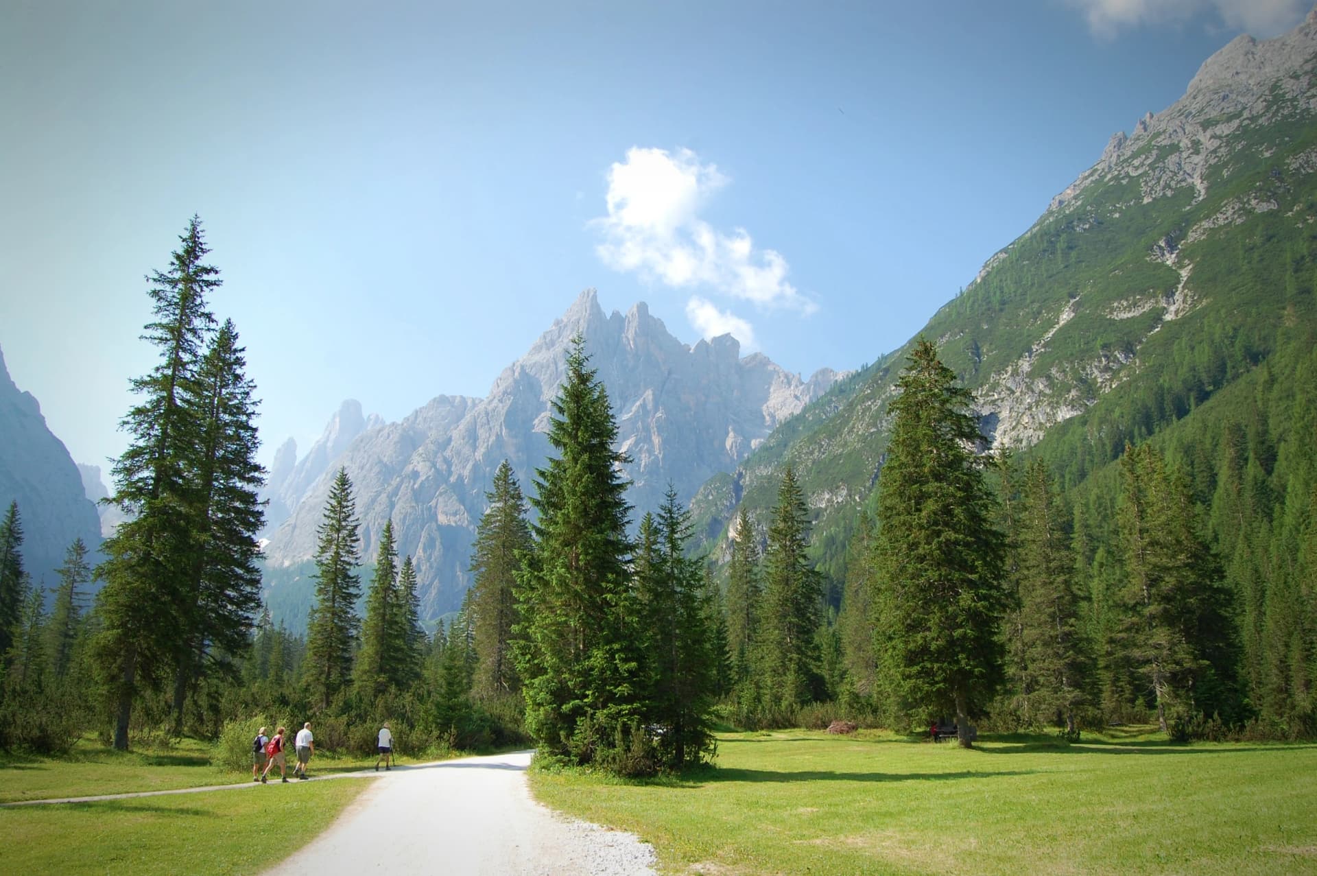 turisti in Val Fiscalina, dolomiti (Alto Adige)