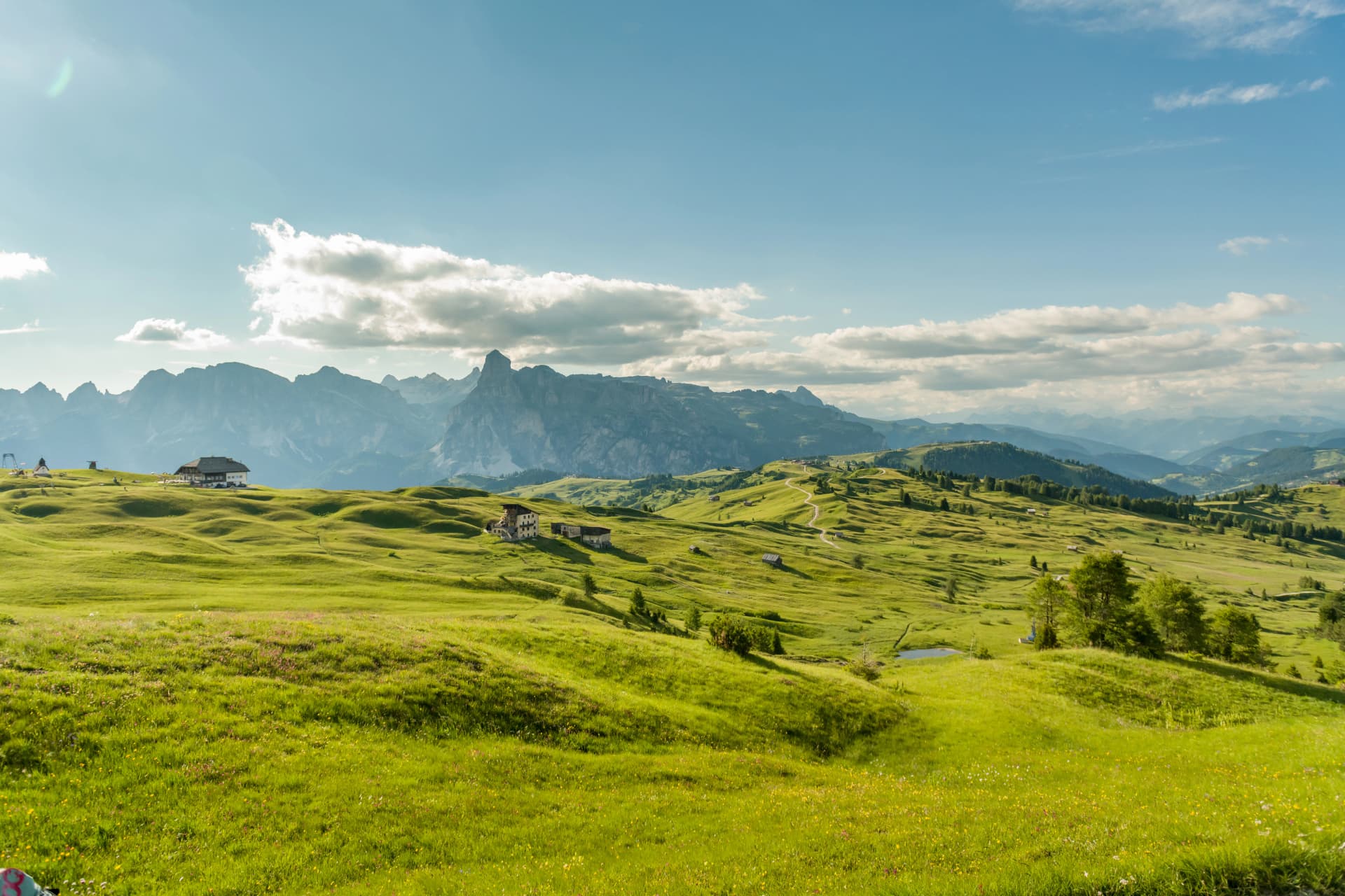 Weiteres Panorama mit grünen Wiesen und Bergen im Hintergrund