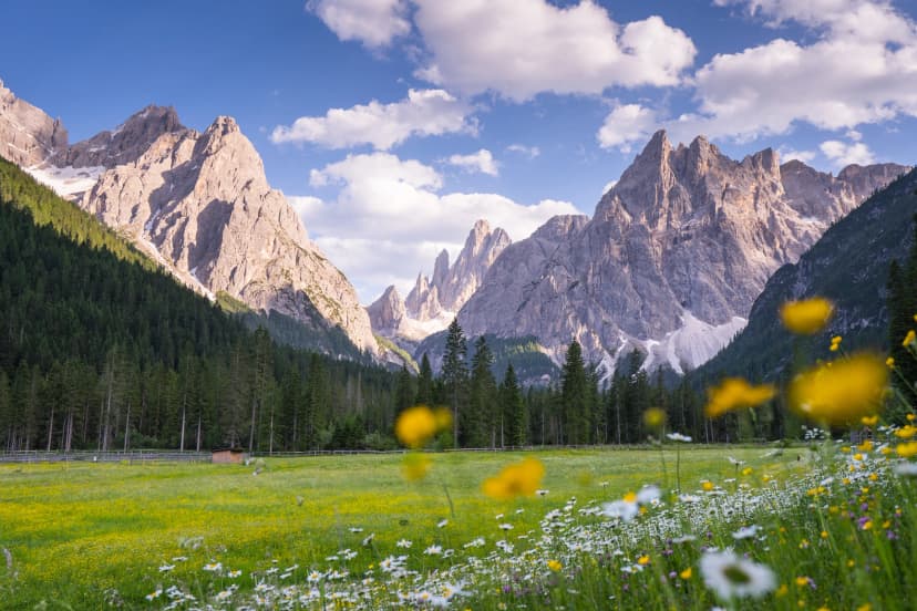 Wandern im Fischleintal in Südtirol mit Blick auf die Berge