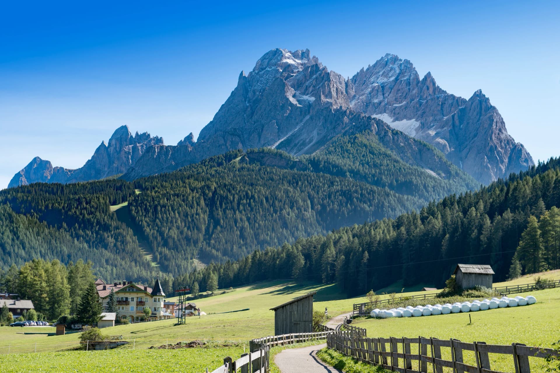 Italien, Dolomiten, Hochpustertal, Naturpark Drei Zinnen, Landschaft bei Moos (Moso), im Hintergrund die Sextner Rotwand 2965m.